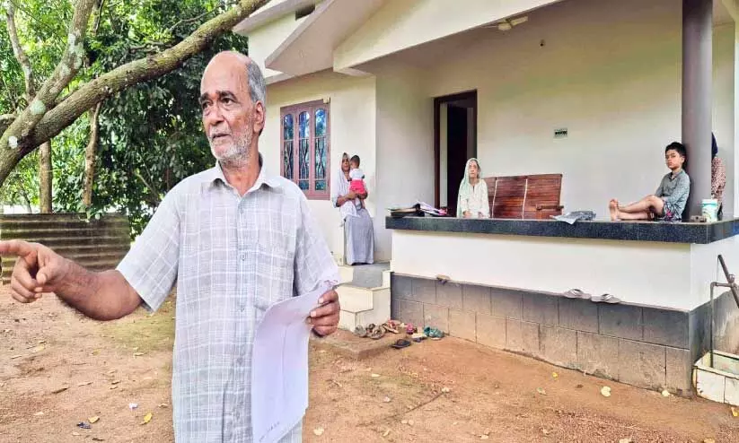 വീ​ട്ടി​ലേ​ക്ക് വ​ഴി​യ​ട​ഞ്ഞു തു​രു​ത്തി​ല​ക​പ്പെ​ട്ട്  കു​ഞ്ഞാ​ല​നും കു​ടും​ബ​വും