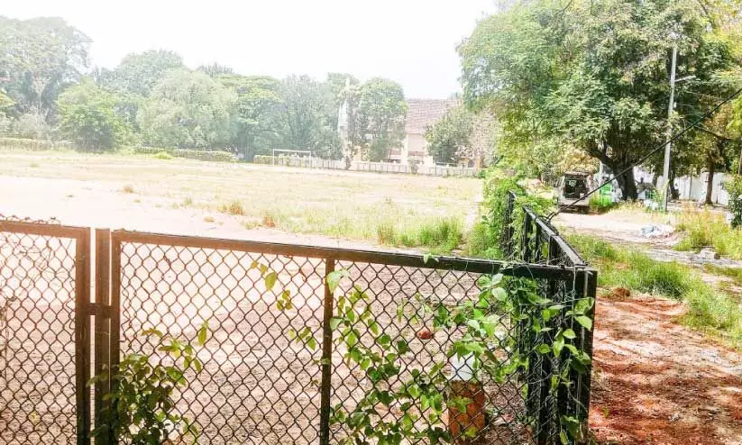 ബ്രിട്ടീഷ് പതാക താഴ്ത്തി, ത്രിവർണ പതാക   ഉയർത്തിയ മൈതാനം അവഗണനയിൽ