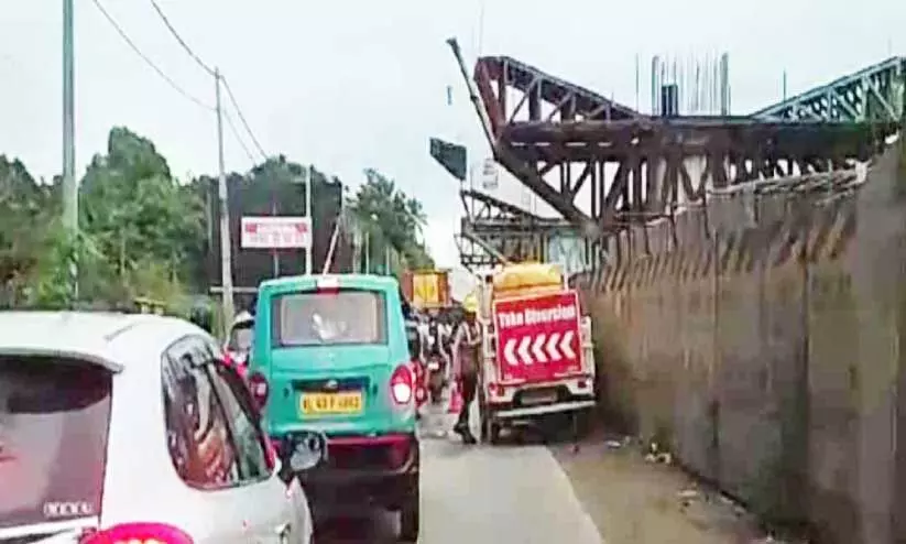 ഉയരപ്പാത നിർമാണ സാമഗ്രികള്‍ സുരക്ഷയില്ലാതെ തലക്ക് മുകളില്‍