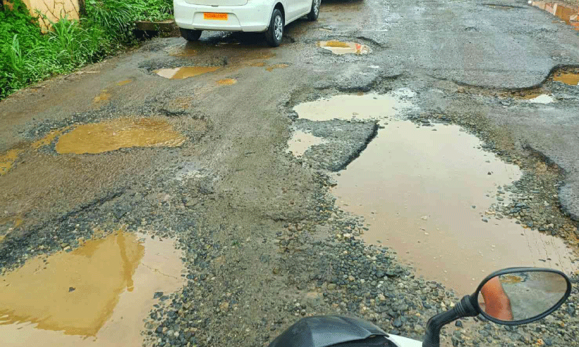 കൊട്ടാരക്കരയിലെ പ്രധാന റോഡുകളെല്ലാം തകർന്നു കൊട്ടാരക്കരയിലെ പ്രധാന റോഡുകളെല്ലാം തകർന്നു