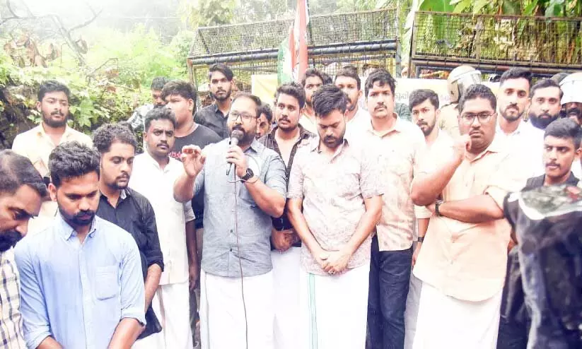 തുമ്പമൺ ബാങ്ക് തെരഞ്ഞെടുപ്പ്; പൊലീസ് ഉദ്യോഗസ്ഥന്റെ വീട്ടിലേക്ക് യൂത്ത് കോൺഗ്രസ് മാർച്ച് തുമ്പമൺ ബാങ്ക് തെരഞ്ഞെടുപ്പ്; പൊലീസ് ഉദ്യോഗസ്ഥന്റെ വീട്ടിലേക്ക് യൂത്ത് കോൺഗ്രസ് മാർച്ച്