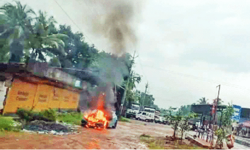 സംസ്ഥാന പാതയില് ഓടിക്കൊണ്ടിരുന്ന കാറിന് തീപിടിച്ചു സംസ്ഥാന പാതയില് ഓടിക്കൊണ്ടിരുന്ന കാറിന് തീപിടിച്ചു