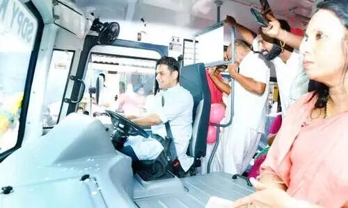 ഡ്രൈവറായി എം.പി; കുട്ടികൾക്ക് കൗതുകം ഡ്രൈവറായി എം.പി; കുട്ടികൾക്ക് കൗതുകം