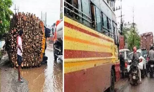 തടി ലോറി മറിഞ്ഞു; ഗതാഗതക്കുരുക്കിൽ അരൂർ