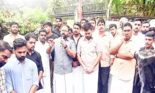 തുമ്പമൺ ബാങ്ക് തെരഞ്ഞെടുപ്പ്; പൊലീസ് ഉദ്യോഗസ്ഥന്റെ വീട്ടിലേക്ക് യൂത്ത് കോൺഗ്രസ് മാർച്ച് തുമ്പമൺ ബാങ്ക് തെരഞ്ഞെടുപ്പ്; പൊലീസ് ഉദ്യോഗസ്ഥന്റെ വീട്ടിലേക്ക് യൂത്ത് കോൺഗ്രസ് മാർച്ച്