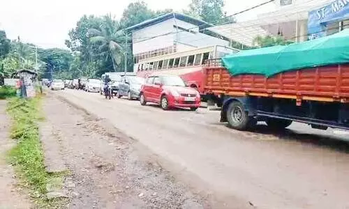 ഭാരവാഹനങ്ങൾ താഴുന്നത് തുടർക്കഥ; ഗതാഗതക്കുരുക്കിൽ വലഞ്ഞ് ജനം ഭാരവാഹനങ്ങൾ താഴുന്നത് തുടർക്കഥ; ഗതാഗതക്കുരുക്കിൽ വലഞ്ഞ് ജനം