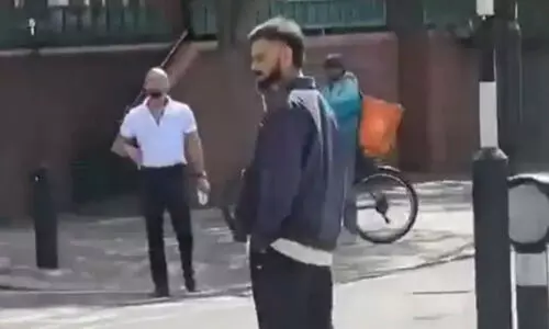 ലണ്ടൻ തെരുവിലൂടെ ഏകനായി കോഹ്ലി; റോഡ് മുറിച്ചുകടക്കുന്ന വിഡിയോ വൈറൽ