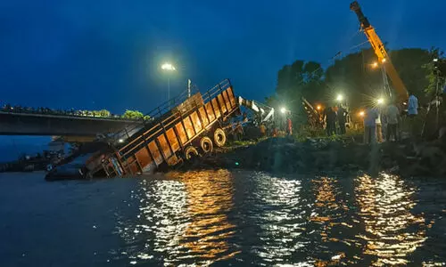 കാർവാറിൽ പുഴയിൽ വീണ ലോറി ഈശ്വർ മാൽപെയും സംഘവും പുറത്തെത്തിച്ചു