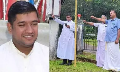 പതാക ഉയർത്തിയ കൊടിമരം മാറ്റുന്നതിനിടെ വൈദ്യുതി ലൈനില്‍ തട്ടി; വൈദികന്‍ ഷോക്കേറ്റ് മരിച്ചു