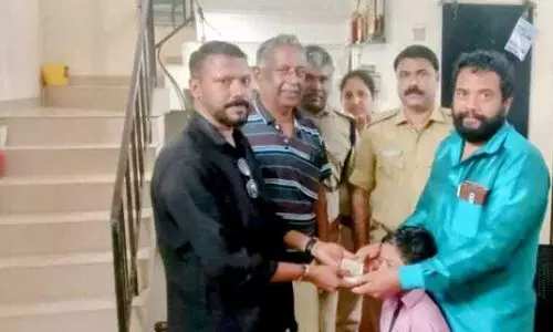 വഴിയിൽ നിന്ന് കളഞ്ഞു കിട്ടിയ അരലക്ഷം രൂപ  പൊലീസിന് കൈമാറി മാതൃകയായി