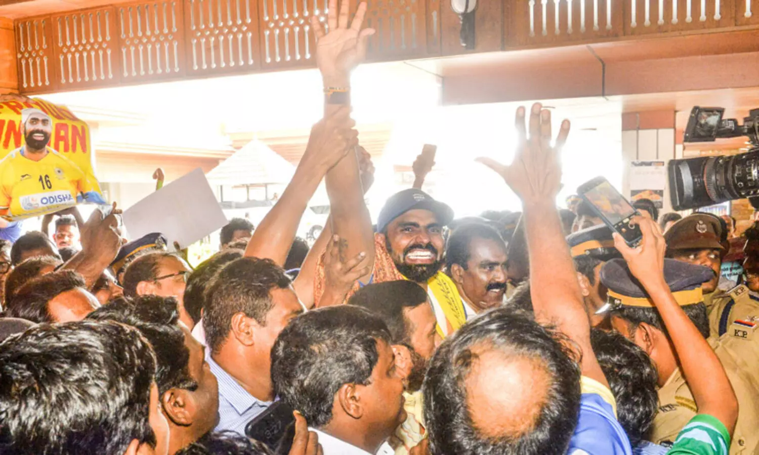 ജന്മനാടിന്‍റെ സ്നേഹത്തിലലിഞ്ഞ് ശ്രീജേഷ്; വിമാനത്താവളത്തിൽ ഉജ്ജ്വല സ്വീകരണം