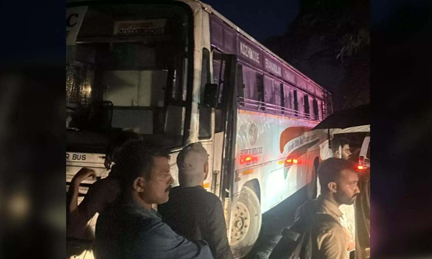 കെ.എസ്.ആർ.ടി.സി ബസ് കേടായി; വയനാട് ചുരത്തിൽ ഗതാഗതം നിലച്ചു