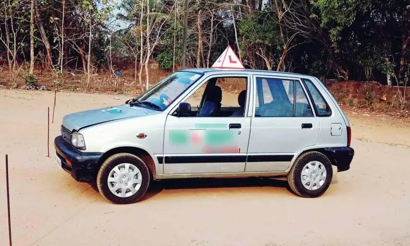 ടൂറിസ്റ്റ് ബസ് നിറംമാറ്റ നീക്കത്തിൽ പിന്മാറ്റം; ഡ്രൈവിങ് സ്കൂൾ വാഹനങ്ങൾക്ക് മഞ്ഞനിറം ടൂറിസ്റ്റ് ബസ് നിറംമാറ്റ നീക്കത്തിൽ പിന്മാറ്റം; ഡ്രൈവിങ് സ്കൂൾ വാഹനങ്ങൾക്ക് മഞ്ഞനിറം