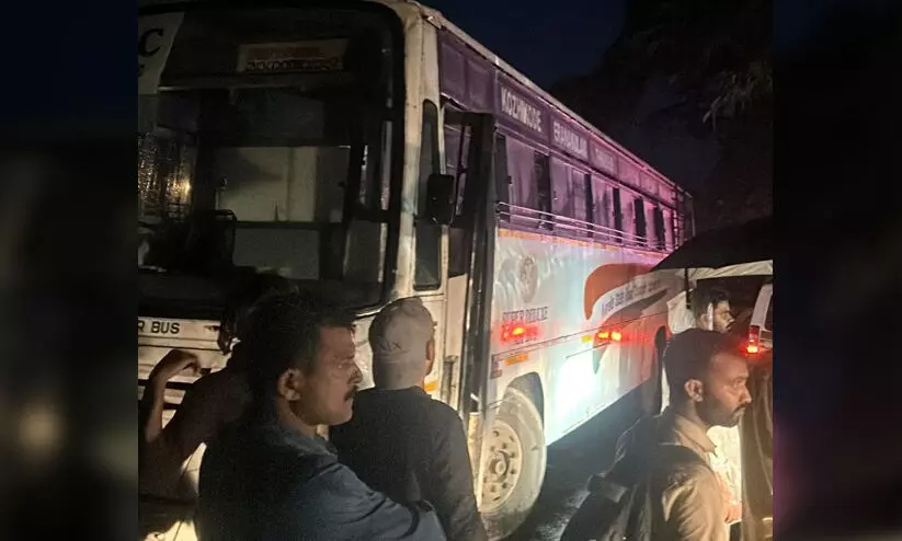 കെ.എസ്.ആർ.ടി.സി ബസ് കേടായി; വയനാട് ചുരത്തിൽ ഗതാഗതം നിലച്ചു കെ.എസ്.ആർ.ടി.സി ബസ് കേടായി; വയനാട് ചുരത്തിൽ ഗതാഗതം നിലച്ചു