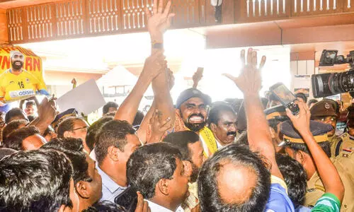 ജന്മനാടിന്‍റെ സ്നേഹത്തിലലിഞ്ഞ് ശ്രീജേഷ്; വിമാനത്താവളത്തിൽ ഉജ്ജ്വല സ്വീകരണം