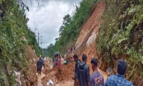 സകലേഷ്പുരയിൽ വീണ്ടും മണ്ണിടിച്ചിൽ; കാർവാർ ട്രെയിൻ വഴിയിൽ കുടുങ്ങി
