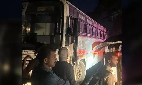 കെ.എസ്.ആർ.ടി.സി ബസ് കേടായി; വയനാട് ചുരത്തിൽ ഗതാഗതം നിലച്ചു