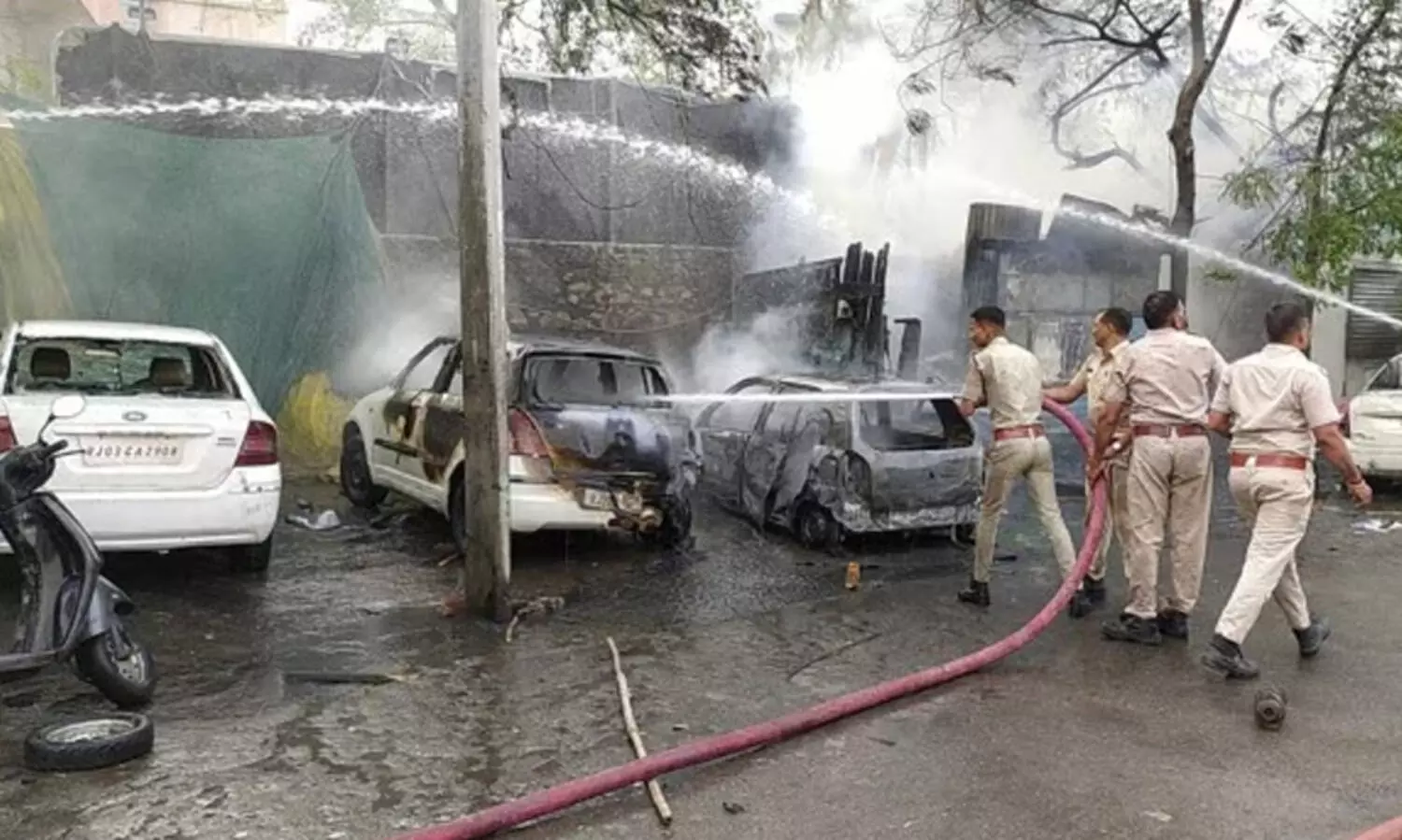 പത്താം ക്ലാസുകാരൻ സഹപാഠിയെ കുത്തിപരിക്കേൽപ്പിച്ചു; ഉദയ്പൂരിൽ വർഗീയ സംഘർഷം, വാഹനങ്ങൾ കത്തിച്ചു