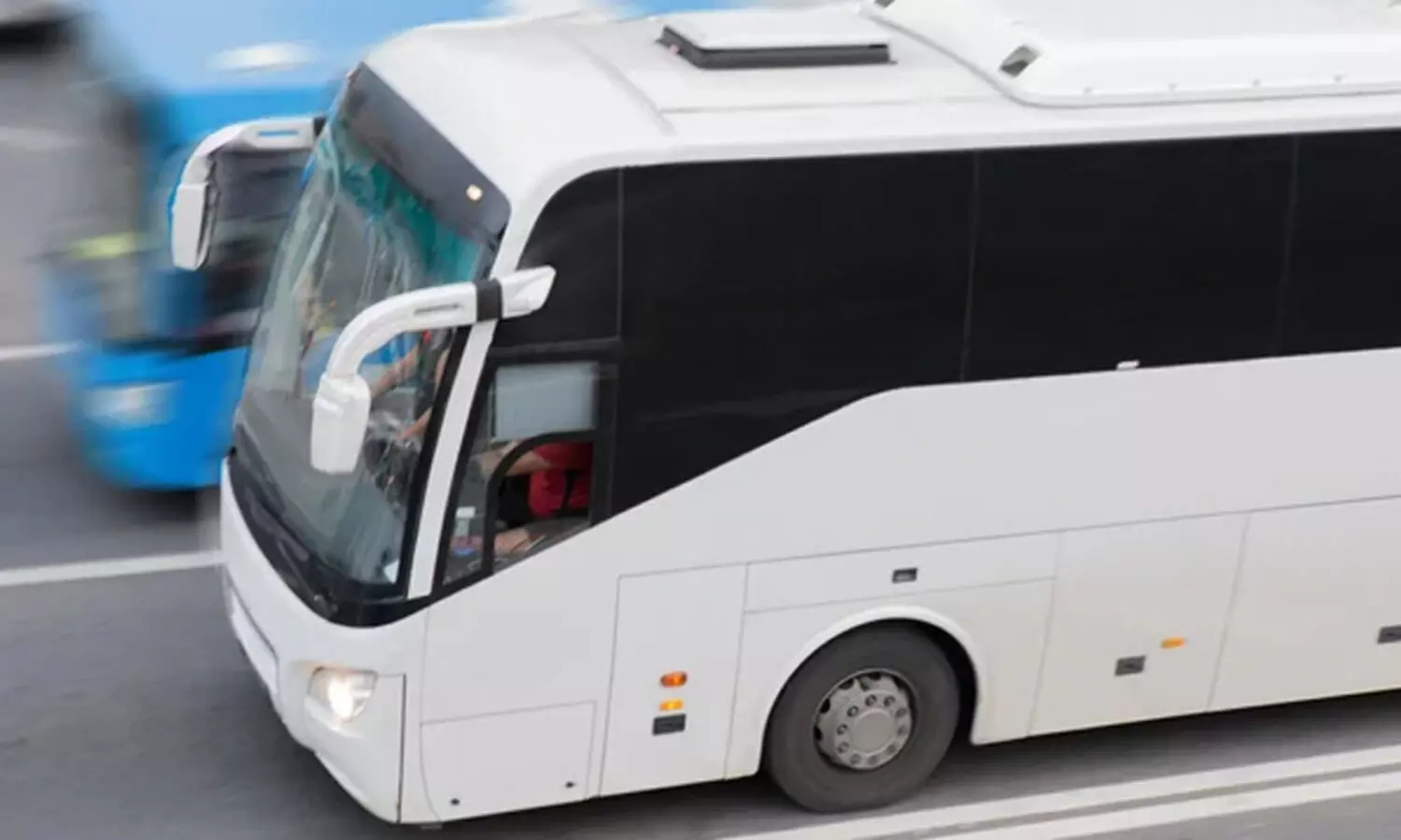 ടൂറിസ്റ്റ് ബസുകളുടെ നിറം വെള്ള തന്നെ മതിയെന്ന് തീരുമാനം