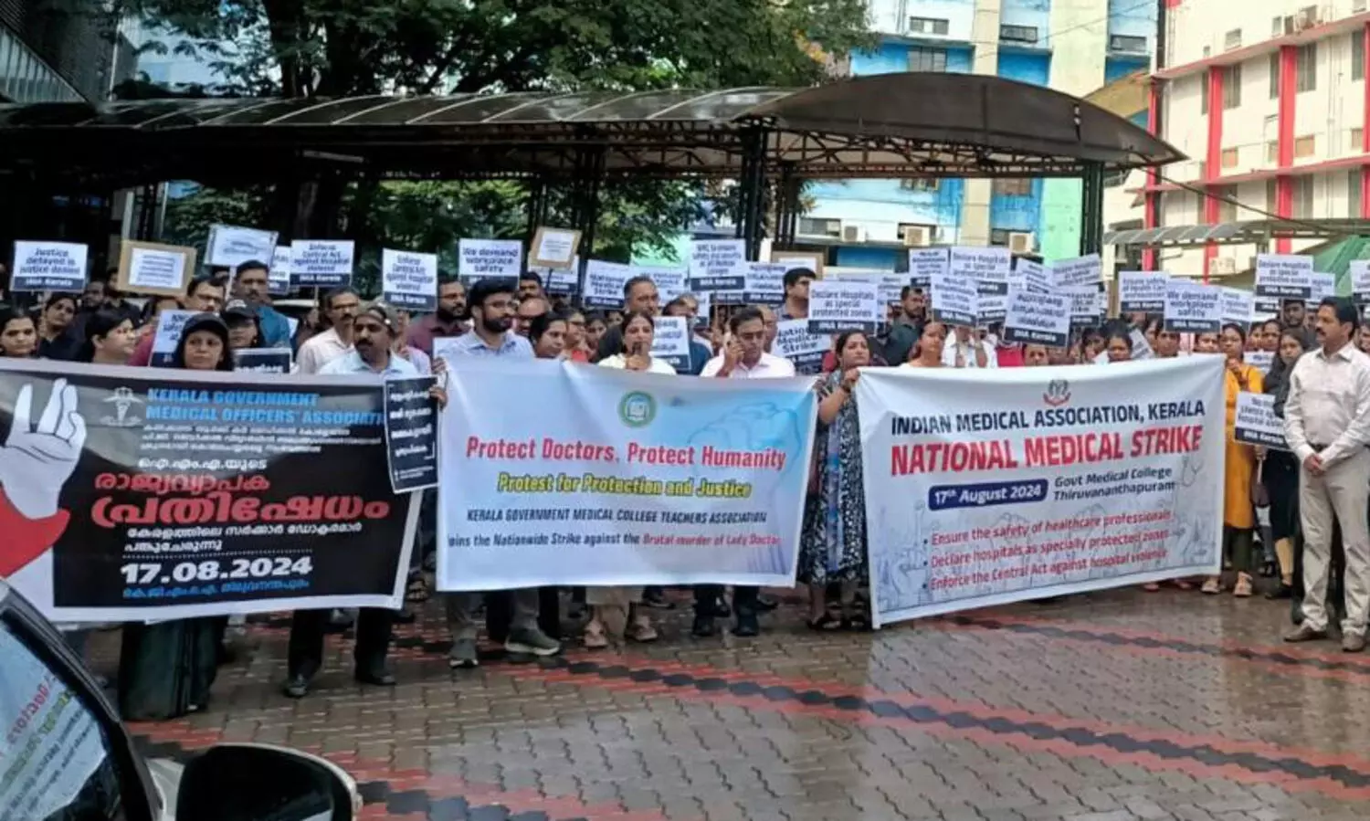 വനിത ഡോക്ടർ അതിക്രൂരമായി കൊലചെയ്യപ്പെട്ട സംഭവത്തിൽ പ്രതിഷേധിച്ചു