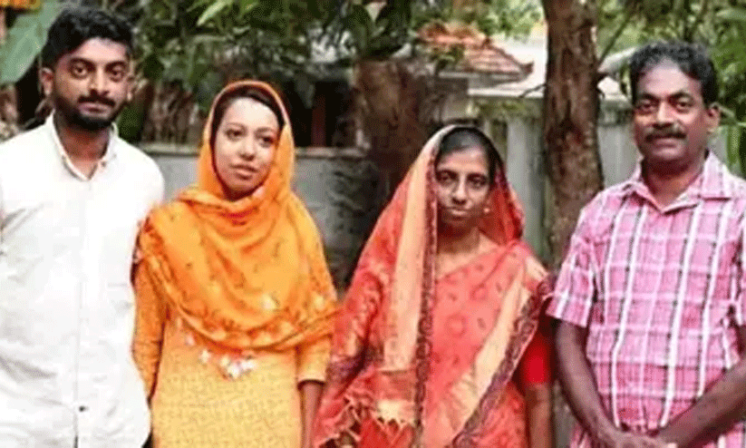 മധുര നിമിഷത്തിൽ നജീബും കുടുംബവും