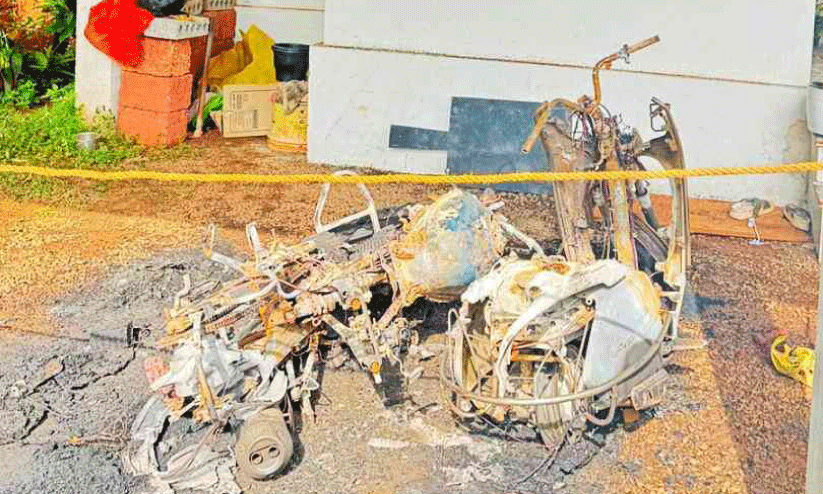 ഇരുചക്രവാഹനങ്ങൾ തീവെച്ചുനശിപ്പിച്ചു