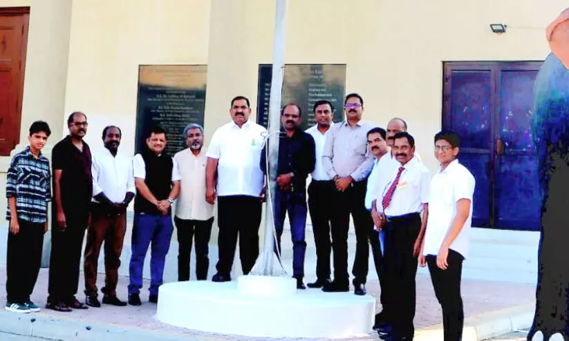 ദേശീയ പതാക ഉയർത്തുന്നു ദേശീയ പതാക ഉയർത്തുന്നു