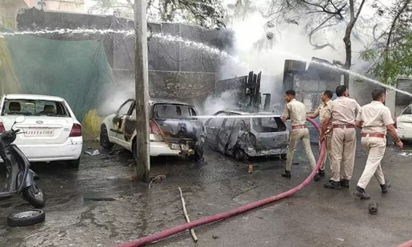 പത്താം ക്ലാസുകാരൻ സഹപാഠിയെ കുത്തിപരിക്കേൽപ്പിച്ചു; ഉദയ്പൂരിൽ വർഗീയ സംഘർഷം, വാഹനങ്ങൾ കത്തിച്ചു പത്താം ക്ലാസുകാരൻ സഹപാഠിയെ കുത്തിപരിക്കേൽപ്പിച്ചു; ഉദയ്പൂരിൽ വർഗീയ സംഘർഷം, വാഹനങ്ങൾ കത്തിച്ചു