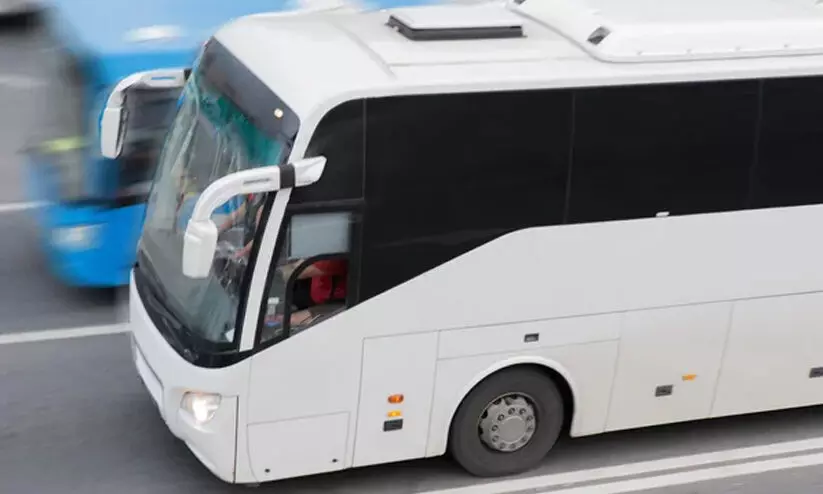 ടൂറിസ്റ്റ് ബസുകളുടെ നിറം വെള്ള തന്നെ മതിയെന്ന് തീരുമാനം ടൂറിസ്റ്റ് ബസുകളുടെ നിറം വെള്ള തന്നെ മതിയെന്ന് തീരുമാനം