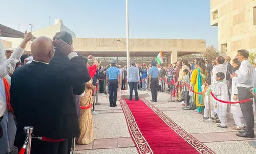 ദേശീയ പതാക ഉയർത്തുന്നു ദേശീയ പതാക ഉയർത്തുന്നു