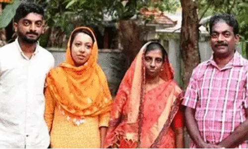 മധുര നിമിഷത്തിൽ നജീബും കുടുംബവും