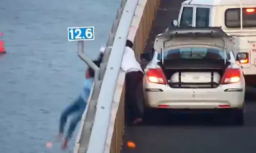 അടൽസേതു പാലത്തിൽ നിന്നും താഴേക്ക് ചാടാ​നൊരുങ്ങിയ സ്ത്രീയെ രക്ഷിച്ച് ടാക്സി ഡ്രൈവർ