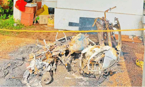 ഇരുചക്രവാഹനങ്ങൾ തീവെച്ചുനശിപ്പിച്ചു