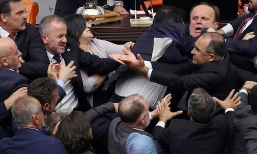 തുർക്കിയ പാർലമെന്റിൽ കൂട്ടത്തല്ല്; രണ്ട് എം.പിമാർക്ക് പരിക്ക് -വിഡിയോ
