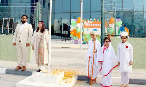 ദേ​ശീ​യ പ​താ​ക  ഉ​യ​ർ​ത്തി​യ​പ്പോ​ൾ