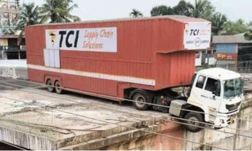 പാത മാറിയോടിയ ലോറി പാലത്തിൽ കുടുങ്ങി