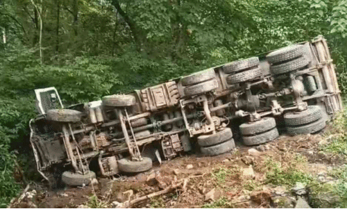 തെന്മല ഡാം റോഡിൽ വീണ്ടും ലോറി മറിഞ്ഞു