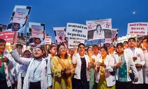 ഡോക്ടറുടെ കൊല: രാ​ജ്യ​ത​ല​സ്ഥാ​ന​ത്ത് മെ​ഴു​കു​തി​രി തെ​ളി​ച്ച് പ്ര​തി​ഷേ​ധം