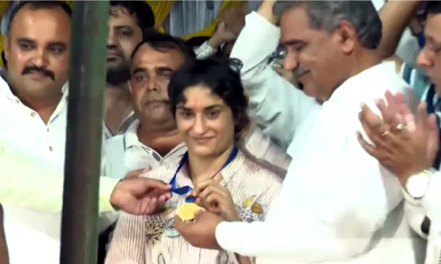 അർധരാത്രിയും കാത്തിരുന്നത് നൂറുകണക്കിനുപേർ; വിനേഷ് ഫോഗട്ടിന് നാടിന്റെ സ്വർണ മെഡൽ