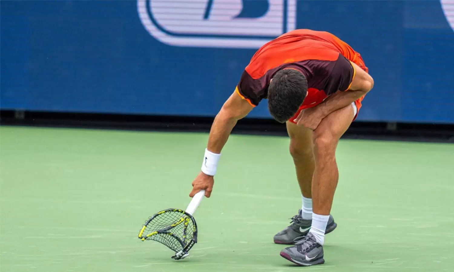 റാക്കറ്റ് അടിച്ചുപൊട്ടിച്ചതിൽ മാപ്പുപറഞ്ഞ് അൽകാരസ്