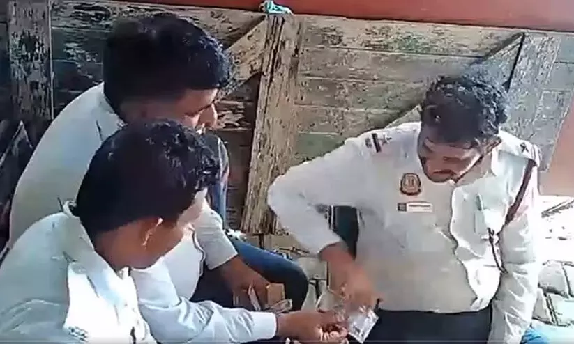 കൈക്കൂലി പണം പങ്കിടുന്നത് സി.സി.ടി.വി പൊക്കി; മൂന്ന് ട്രാഫിക് പൊലീസുകാർക്ക് സസ്പെൻഷൻ -വിഡിയോ കൈക്കൂലി പണം പങ്കിടുന്നത് സി.സി.ടി.വി പൊക്കി; മൂന്ന് ട്രാഫിക് പൊലീസുകാർക്ക് സസ്പെൻഷൻ -വിഡിയോ