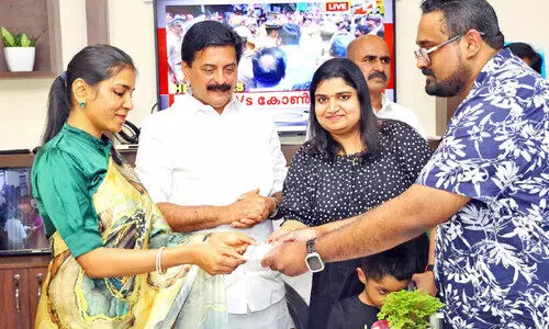 ധനസഹായം കൈമാറുന്നു ധനസഹായം കൈമാറുന്നു