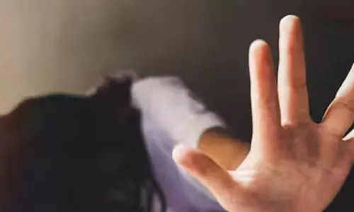 പാർട്ടി കഴിഞ്ഞ് വീട്ടിലേക്ക് മടങ്ങിയ വിദ്യാർഥിനിയെ ബൈക്കിൽ ലിഫ്റ്റ് നൽകിയ യുവാവ് പീഡിപ്പിച്ചു