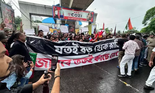 നീതിക്കായി വൈര്യം മറന്ന് അവരൊന്നിച്ചു! സാൾട്ട് ലേക്കിൽ ഈസ്റ്റ് ബംഗാൾ-ബഗാൻ ആരാധകരുടെ അസാധാരണ പ്രതിഷേധം