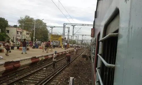 മൊബൈൽ ഫോൺ കവർച്ച തടയാൻ ശ്രമിക്കുന്നതിനിടെ ട്രെയിനിൽ നിന്ന് വീണ് യുവാവിന്റെ കാൽ അറ്റു