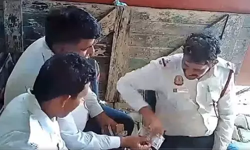 കൈക്കൂലി പണം പങ്കിടുന്നത് സി.സി.ടി.വി പൊക്കി; മൂന്ന് ട്രാഫിക് പൊലീസുകാർക്ക് സസ്പെൻഷൻ -വിഡിയോ