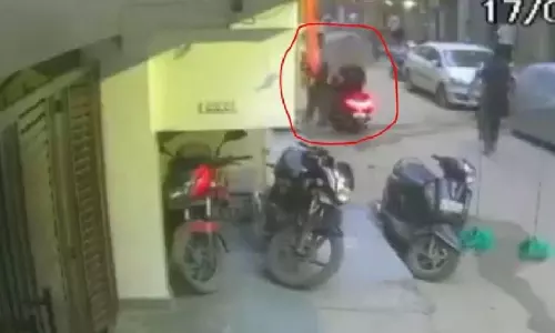 സ്കൂട്ടറിലിരുന്ന് സംസാരിക്കവേ തലയിലേക്ക് എ.സി വീണു; 18കാരന് ദാരുണാന്ത്യം -വിഡിയോ