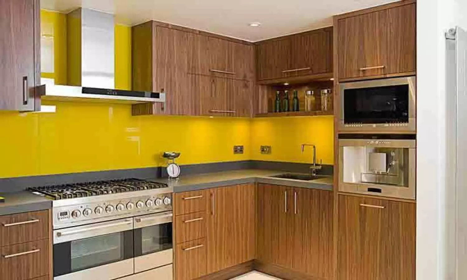 അടുക്കളയിലെ പുകയും മണവും ബുദ്ധിമുട്ടിക്കുന്നുണ്ടോ? ഇനി വേണ്ട; മികച്ച കിച്ചൻ ചിമ്മിണികൾ