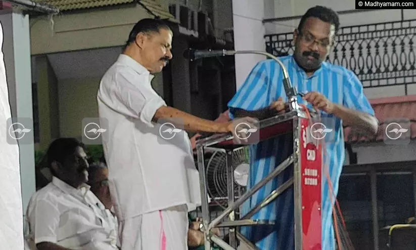 മൈക്ക് പലതവണ പണിമുടക്കി; അങ്ങോട്ട് നോക്കുന്നേയില്ലെന്ന് എം.വി. ഗോവിന്ദൻ മൈക്ക് പലതവണ പണിമുടക്കി; അങ്ങോട്ട് നോക്കുന്നേയില്ലെന്ന് എം.വി. ഗോവിന്ദൻ