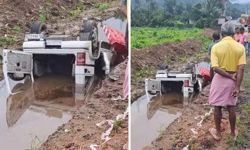 റോഡ് നിർമിക്കാൻ കുഴിച്ച കാനയിൽ ജീപ്പ് തലകീഴായി മറിഞ്ഞു; രക്ഷകനായി കെ.എസ്.ആർ.ടി.സി ഡ്രൈവർ റോഡ് നിർമിക്കാൻ കുഴിച്ച കാനയിൽ ജീപ്പ് തലകീഴായി മറിഞ്ഞു; രക്ഷകനായി കെ.എസ്.ആർ.ടി.സി ഡ്രൈവർ